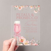 Roze Bow Petals & Prosecco Blush Vrijgezellenfeest Acryl Uitnodigingen (Insitu (Draagbaar))