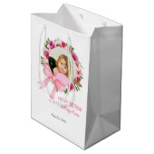 Roze Bow Roos Bloemen Krans Foto Verjaardag Medium Cadeauzakje (Achterkant Gekanteld)