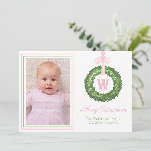 Roze Bow Sash Kerst Monogram Krans Feestdagenkaart (Staand voorkant)