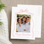 Roze Bow Vrolijke Kerstfoto Feestdagenkaart<br><div class="desc">Vier het vakantieseizoen met dit charmante kerstfeest briefkaart met de foto van uw familie omlijst door een feestelijke roze strik en lint op een frisse witte achtergrond. "Merry Christmas" is elegant geschreven in een charmant roze handgeschreven script, met ruimte om je familienaam hieronder te personaliseren. De achterkant van het briefkaart...</div>