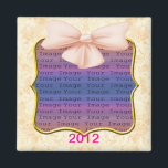 Roze Bow Wedding Magnet<br><div class="desc">Uw gebeurtenis zal de perfecte fotobeëindiging hebben wanneer uw gasten deze fotomagneten als hun gunsten thuis nemen. Deze trendy fotomagneten bieden een unieke, en functionele manier om foto's weer te geven. Ideaal voor foto's van je evenement om je gast te herinneren aan je speciale dag. Personaliseer door de tekst op...</div>