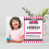 Roze brandweermotor Birthday Party Photo Invitatio Kaart (Staand voorkant)
