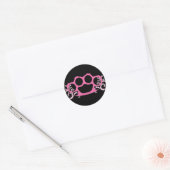 Roze brass Knuckles Ronde Sticker (Envelop)