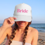 Roze bride Bachelorette Trucker Hat Trucker Pet<br><div class="desc">Fun,  flirt roze met eenvoudige verticale blokletters om de bruid te laten draag op het vrijgezellenfeest.  keepslag voor je meisjes weekend! Bericht me als je iets anders wilt dan wat je hier ziet...  dat je iets gewoons voor je creëer.</div>