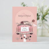 Roze bride en Groom Getaway-auto - RSVP-kaarten RSVP Kaartje (Staand voorkant)