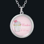 Roze Bridesmaid Cupcake Wedding Gift Ketting<br><div class="desc">Het ketting heeft een originele markeringsillustratie van een bevroren cupcake op een bleke roze achtergrond en BRIDESMAID in een leuke roze doopvont. Eenvoudig personaliseer met uw gebeurtenisdatum. Een perfect cadeau voor je bruidsmeisjes!</div>