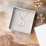 Roze bruidsmeisje jurk gepersonaliseerd zilver vergulden ketting<br><div class="desc">Verras uw bruidsmeisjes met een oprechte bruidsmeisje cadeau, met elegante kalligrafie script en souvenir sieraden die ze zullen koesteren voor altijd. Ontworpen voor haar van de bruid, toont dit bruidsfeest memento een schattige waterverf roze jurk met stijlvolle typografie voor een tijdloze touch. Het leuke grillige ontwerp en de unieke creatieve...</div>