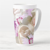 Roze bruiloft bloemen latte mok (Rechterhoek)