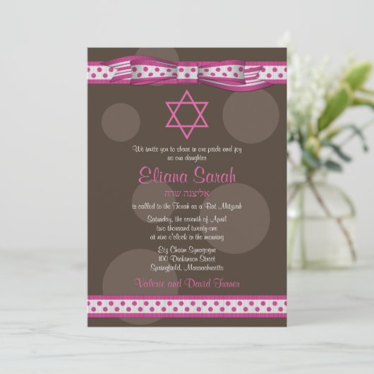 Roze bruin polaire dots bow bat mitzvah uitnodigin kaart (Staand voorkant)