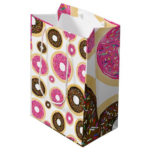Roze & Bruine Strooidonuts Modern Verjaardagsfeest Medium Cadeauzakje (Voorkant Gekanteld)