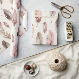 Roze bruine veren verjaardag cadeaupapier
