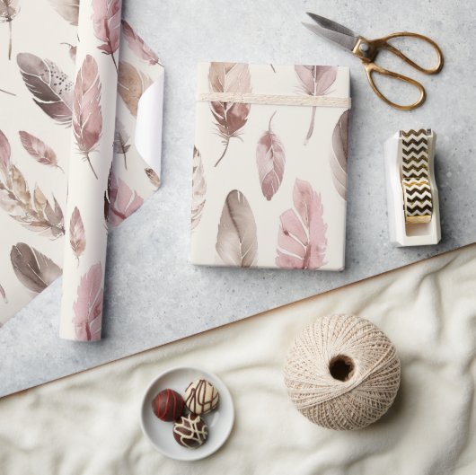 Roze bruine veren verjaardag cadeaupapier (Crafts)