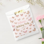 Roze bruine vlinder met als geboortedag beschouwde bedankzakje (Gezegeld)