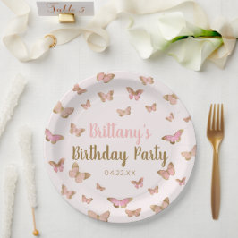 Roze bruine vlinder met als geboortedag beschouwde papieren bordje