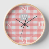 Roze Buffalo geplakt monogram klok (Voorkant)