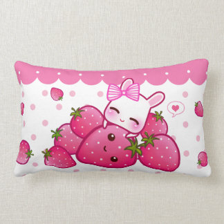 Roze bunny met kawaii-aardbeien kussen