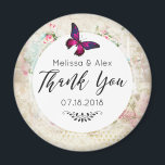 Roze Butterfly en Shabby  Rozen Wedding Magneet<br><div class="desc">Een bruiloft bedankt magneet met een elegante roze magenta vlinder met paarse accenten. Een wit lijst met een goudkleurige rand wordt over een schuin  collage met roze rozen en andere decoratieve elementen gelaagd. Een ouderwetse chic.</div>
