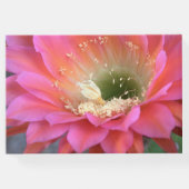 Roze cactus-bloem in de woestijn gastenboek (Achterkant)