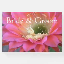 Roze cactus-bloem in de woestijn gastenboek