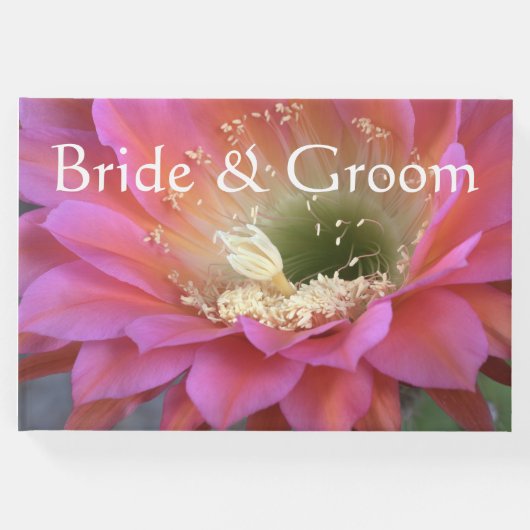 Roze cactus-bloem in de woestijn gastenboek (Voorkant)