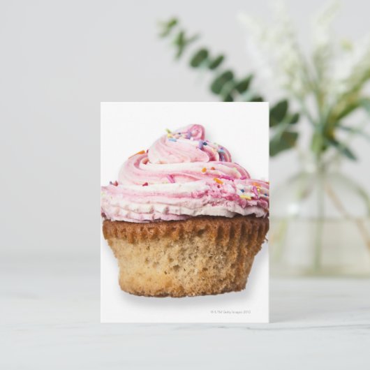 Roze cake, op witte achtergrond, uitgesneden briefkaart (Staand voorkant)
