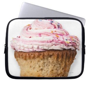 Roze cake, op witte achtergrond, uitgesneden laptop sleeve