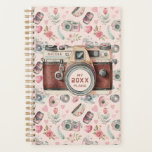 Roze  camera planner<br><div class="desc">Deze planner heeft een roze pastel  camerapatroon op een blozend roze achtergrond. In het midden van de cameralens kun je met een jaar personaliseren. U kunt ook jouw naam toevoegen aan de camerabody.</div>