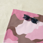 Roze Camouflage Camo Monogram Strandlaken (In situ)