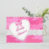 Roze Camouflage Kant Hart Babyshower Uitnodiging (Staand voorkant)