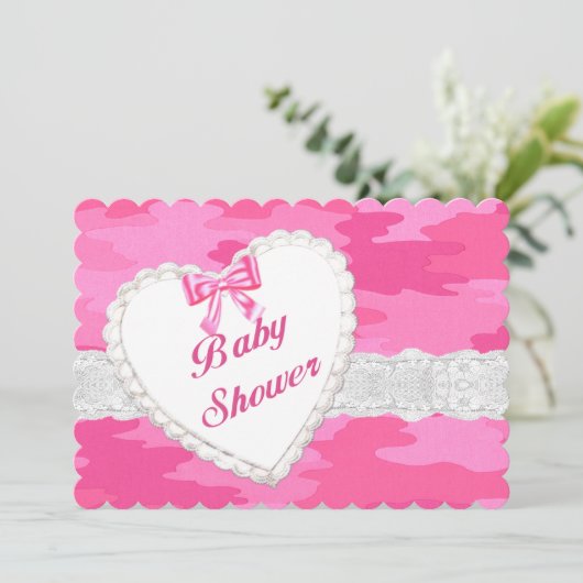 Roze Camouflage Kant Hart Babyshower Uitnodiging (Staand voorkant)