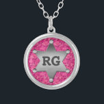 Roze Camouflage Pattern Sheriff Badge Monogram Zilver Vergulden Ketting<br><div class="desc">Dit aanpasbare camopatroon ketting ontwerp heeft een faux metal sheriff badge met ruimte voor u om uw monogram / initialen of andere tekst toe te voegen. De camouflage is in de tinten roze en paarse. Het is een meisjesontwerp voor een vrouw in het leger, een veteraan, een vrouw in wetshandhaving,...</div>