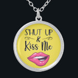 Roze cartoon lippen Kop me geel Zilver Vergulden Ketting<br><div class="desc">Deze trendy kus me ketting bevat een tekening van een paar magenta lippenlippenlippen en de ondertitel Kus me dicht in een zwart modern lettertype op een felgele achtergrond.</div>