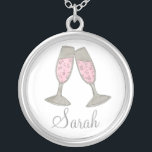 Roze champagne Gepersonaliseerde Bridesmaid Wedden Zilver Vergulden Ketting<br><div class="desc">Voorziet een originele markeringsillustratie van twee glazen bubbly roze champagne. Ideaal voor verlovingen, bruiloften, vrijgezellenfeesten, bacheloretfeesten en nog veel meer! Eenvoudig personaliseer met uw informatie van de bruidspartij. De ontwerper is beschikbaar aan creëer en uploadt douaneontwerpen om de kleuren en de thema's van uw bruiloft aan te passen-klik "deze Ontwerper"vragen...</div>