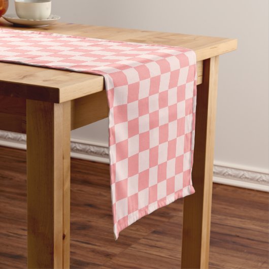 Roze checkboard korte tafelloper (Voorbeeld)