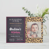 Roze Cheetah Birthday Uitnodiging met foto (Staand voorkant)