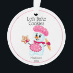 Roze Chef Snowman Cookie Baker Naam Kerstmis Ornament<br><div class="desc">Roze en witte Chef Snowman Baker Ornament voor kinderen en volwassenen. Het perfecte ornament voor oma om haar favoriete koekjesbakker te geven. Gesponste koekjesachtergrond met de woorden "Laten we koekjes bakken", die kunnen worden veranderd als je wilt. Het is een perfect gepersonaliseerd cadeau voor de familie of vrienden die graag...</div>