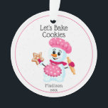 Roze Chef Snowman Cookie Baker Naam Kerstmis Ornament<br><div class="desc">Roze en witte Chef Snowman Baker Ornament voor kinderen en volwassenen. Het perfecte ornament voor oma om haar favoriete koekjesbakker te geven. Gesponste koekjesachtergrond met de woorden "Laten we koekjes bakken", die kunnen worden veranderd als je wilt. Het is een perfect gepersonaliseerd cadeau voor de familie of vrienden die graag...</div>