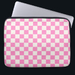 Roze cheque, Checkerboard Patroon, Gecontroleerd Laptop Sleeve<br><div class="desc">Gecontroleerd patroon - roze en crèmekleurig wit dambord.</div>