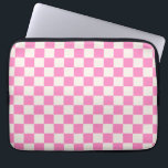 Roze cheque, Checkerboard Patroon, Gecontroleerd Laptop Sleeve<br><div class="desc">Gecontroleerd patroon - roze en crèmekleurig wit dambord.</div>