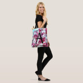 Roze Cherry-bloesems - monogrammen Tote Bag (Op model)