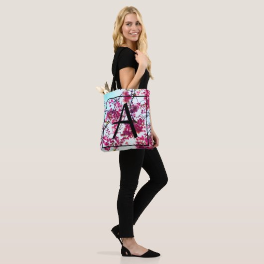 Roze Cherry-bloesems - monogrammen Tote Bag (Op model)