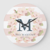 Roze Cherry Blossom Wreatpe Stripe Monogram Grote Klok (Voorkant)
