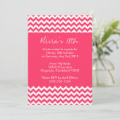 Roze Chevron Birthday Uitnodiging (Staand voorkant)