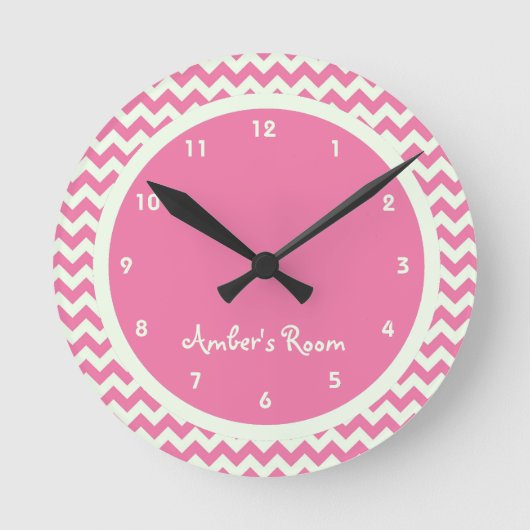 Roze Chevron Gepersonaliseerd Kind Ronde Klok (Voorkant)