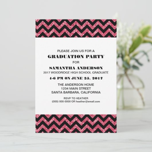 Roze Chevron Glitter Graduation Party Invite Kaart (Staand voorkant)
