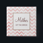 Roze Chevron Moeder van de Bride Button<br><div class="desc">Pas deze knop aan voor leden van de trouwpartij — moeder/vader van bruid/bruidegom.</div>