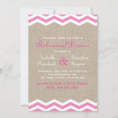 Roze Chevrons op Burlap Rehearsal Dinner Invite Kaart (Voorkant)