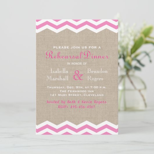 Roze Chevrons op Burlap Rehearsal Dinner Invite Kaart (Staand voorkant)