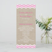 Roze Chevrons over het Burlap Wedding Programme Programmakaart (Staand voorkant)