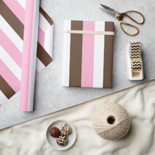 Roze, chocolade en witte strepen cadeaupapier